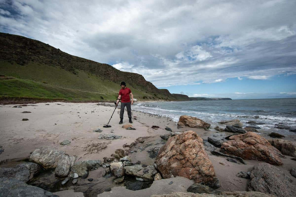 Minelab Equinox 900 – detecting on a rocky beach